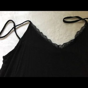 Black stretchy cami w/ lace trim 🌼